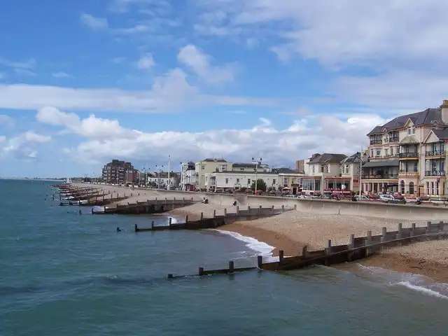 Mortgage Advisor In Worthing 1 A local mortgage advisor in Worthing meeting with clients to discuss home buying and remortgage options.